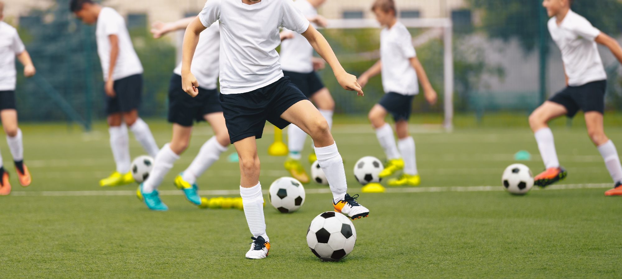 Rondo treningowe - czterech piłkarzy podających piłkę w kole z jednym zawodnikiem pośrodku odzyskującym futbolówkę w ramach ćwiczenia typowego dla tiki-taki